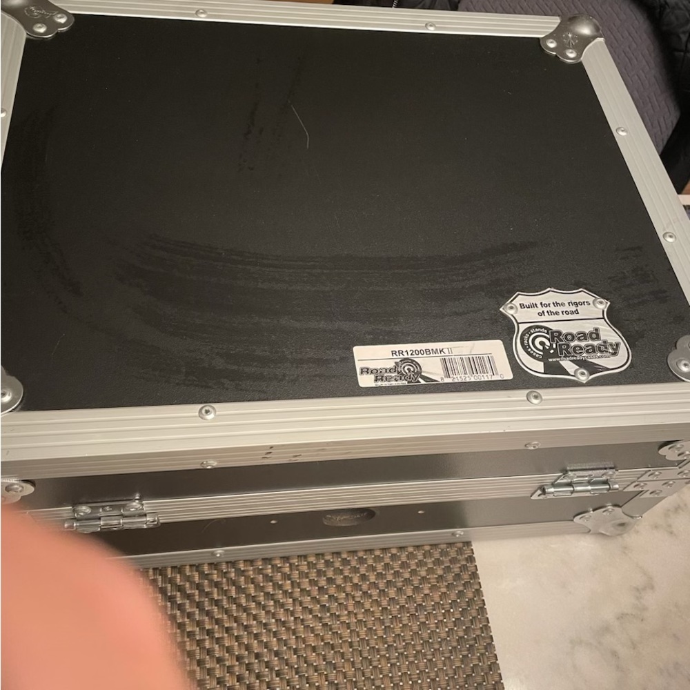 Technics professional turn table with amplifier and hard carrying case. - Picture 4 of 4